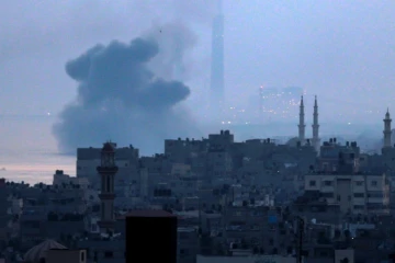 De la fumée au-dessus de Gaza après des frappes aériennes israéliennes, le 3 juin 2018
