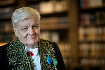L'acteur et réalisateur français Jacques Perrin en habit d'académicien le 6 février 2019 à l'Institut de France à Paris