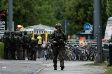 Mise en place par la police d'un cordon de sécurité autour du centre commercial Olympia Einkaufzentrum le 22 juillet 2016 à Munich