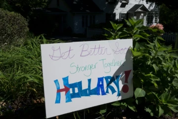 Un souhait de prompt rétablissement est adressé à Hillary Clinton, près de sa résidence à Chappaqua, dans l'Etat de New York, le 12 septembre 2016