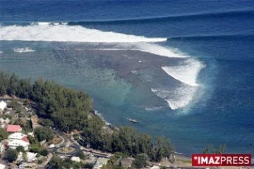 Saint-Leu est une station balnéaire réputée pour sa célèbre &quot;gauche&quot; (vague) des surfeurs