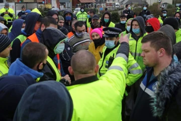 Des camionneurs empêchés d'embarquer vers la France et excédés invectivent la police anglaise sur l'ancien aéroport de Manston, près de Ramsgate, le 23 décembre 2020