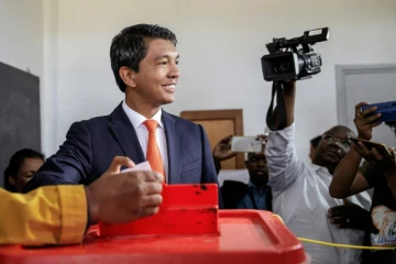 L'un des deux finalistes de la présidentielle malgache, Andry Rajoelina, vote au second tour, le 19 décembre 2018, à Antananarivo.
