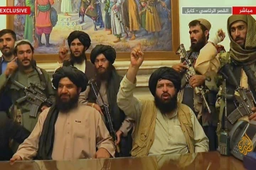 Une capture d'écran de la chaîne Al-Jazeera datant du 16 août 2021 et montrant des talibans dans le palais présidentiel à Kaboul