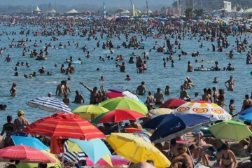Des baigneurs se rafraichissent à la plage, photo du 4 août 2017 au Canet-en-Roussillon 