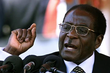 Robert Mugabe aux funérailles de son ancien vice-président Vengesayi Muzeda, le 24 septembre 2003 à Harare