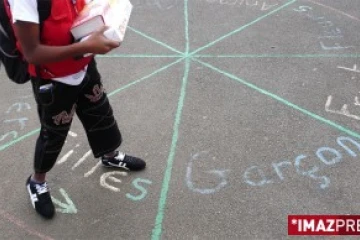 Cour de récréation dans une école primaire