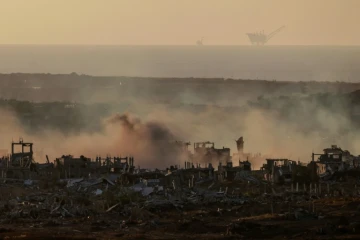 De la fumée est visible au-dessus de bâtiments détruits dans la bande de Gaza lors d'un bombardement israélien, le 21 mai 2025