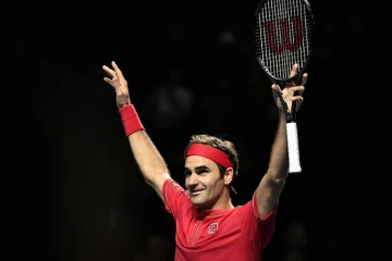 Le Suisse Roger Federer bras levés après sa victoire face à l'Australien  Alex De Minaur en finale du tournoi de Bâle, le 27 octobre 3019  