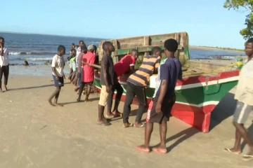 Image tirée d'une vidéo obtenue par l'AFPTV auprès de TVM, le 8 avril 2024, montrant le bateau qui a coulé au large de la côte nord du Mozambique, faisant au moins 97 morts