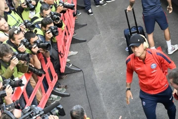 La mégastar brésilienne Neymar Jr arrive avec le PSG au Roudourou où il doit affronter Guingamp pour la Ligue 1, le 13 août 2017