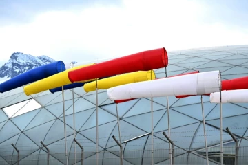 Des manches à air à l'aéroport de Salzbourg, en Autriche, le 17 février 2022