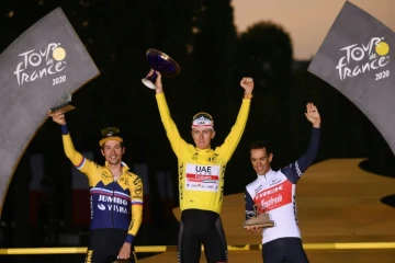 Le Slovène Tadej Pogacar (c), vainqueur du Tour de France, son compatriote Primoz Roglic, 2e, et l'Australien Richie Porte, 3e, à Paris, le 20 septembre 2020