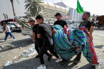Des partisans du chef chiite Moqtada Sadr se retirent le 30 août 2022 de la Zone Verte à Bagdad, après des combats meurtriers avec les forces de l'ordre