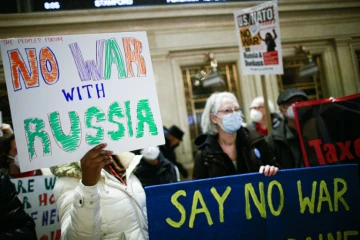 Des opposants à la guerre en Ukraine réunis à New York le 19 février 2022