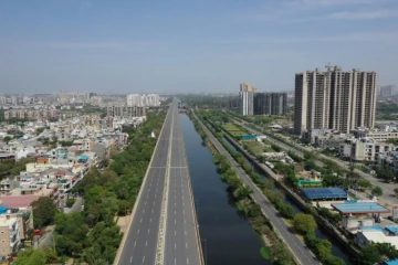 Vue aérienne d'une autoroute déserte au premier jour du confinement instauré en Inde pour lutter contre l'épidémie du nouveau coronavirus, le 25 mars 2020 à Ghaziabad 