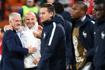 Le sélectionneur de la France Didier Deschamps et son adjoint Guy Stephan après la qualification pour les 8e du Mondial en battant le Pérou, le 21 juin 2018 à Ekaterinbourg