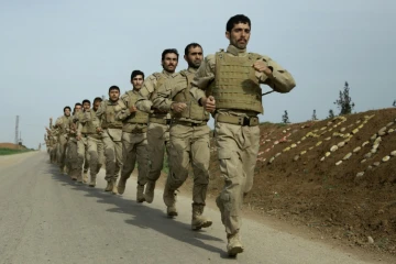Des Kurdes suivent une formation obligatoire de neuf mois pour rejoindre les Forces de protection autonomes (FPA) kurdes, à Rmeilane en Syrie, le 24 mars 2016