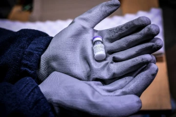 Un flacon du vaccin Pfizer-BioNTech présenté à la pharmacie centrale des hôpitaux près de Paris, le 26 décembre 2020