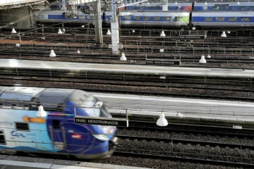 La SNCF a conseillé à ses "clients de reporter leurs déplacements" mercredi, au deuxième jour de fortes chutes de neige qui rendent difficile la circulation des trains de banlieue ou à grande vitesse en Ile-de-France