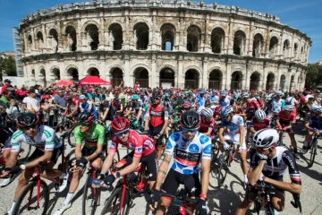 Les concurrents du Tour d'Espagne devant les Arênes de Nîmes avant le départ de la 1ère étape, le 20 août 2017