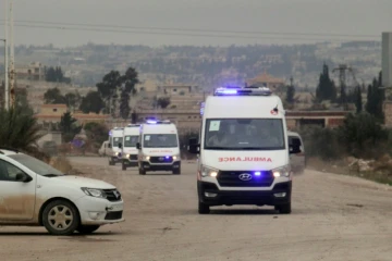 Des ambulances arrivent dans Alep ouest le 16 décembre 2016