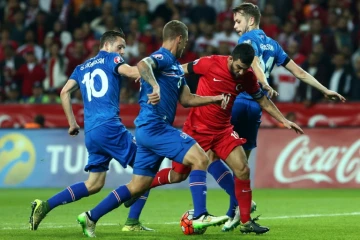 Le capitaine turc Ardan Turan (en rouge) face à l'Islande, le 13 octobre 2015 à Konya