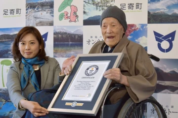 Le Japonais Masazo Nonaka, 112 ans, recevant le certificat du livre Guinness des records d'homme le plus âgé de la planète
