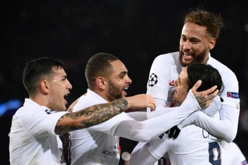 Leandro Paredes, Layvin Kurzawa et Neymar félicitent Edinson Cavani après son penalty réussi pour le PSG face à Galatasaray, le 11 décembre 2019 au Parc des Princes