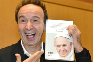 L'acteur et réalisateur Roberto Benigni présente le livre d'entretiens du pape François, "Le nom de Dieu est miséricorde", au Vatican le 12 janvioer 2015