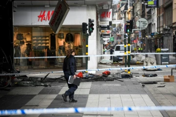 Une policière sur le site d'un attentat à Stockholm le 8 avril 2017