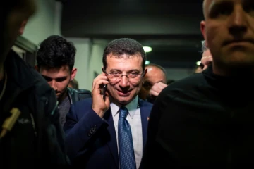 Ekrem Imamoglu le candidat de l'opposition à la mairie d'Istanbul s'exprime devant la presse à Istanbul, le 1er avril 2019