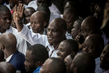 Martin Fayulu (c) candidat malheureux à l'élection présidentielle en RDC salue la foule lors d'une manifestation pour protester contre les résultats, le 11 janvier 2019 à Kinshasa