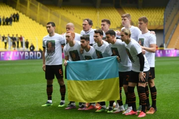 Les joueurs du Shakhtar Donetsk posent avec un drapeau ukrainien avant un match de charité contre Fenerbahçe, le 19 avril 2022 à Istanbul