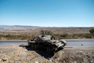 Un char endommagé, abandonné le lors d'une route au nord de Mekele, capitale du Tigré, le 26 février 2021 en Ethiopie