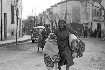 Une Espagnole et son enfant arrivent en France, dans la ville frontalière du Perthus, en février 1939, après avoir fui l'Espagne, à la suite de la victoire du général Franco