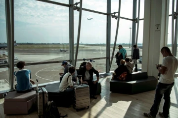 Des passagers dans une salle d'embarquemednt de l'aéroport de Lyon-Saint-Exupéry le 15 septembre 2014