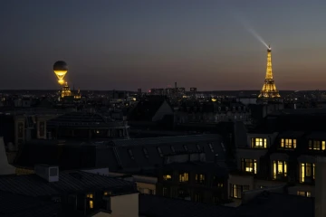 La vasque des Jeux Olympiques de Paris 2024 décolle du Jardin des Tuileries avec la Tour Eiffel en arrière-plan au coucher du soleil à Paris, le 5 août 2024