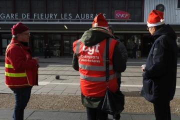 Des cheminots en grève le 23 décembre 2019 devant la gare d'Orléans-Les Aubrais
