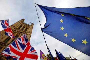 Des militants anti-Brexit brandissent des drapeaux européens lors d'une manifestation devant le Parlement britannique, à Londres le 28 octobre 2019