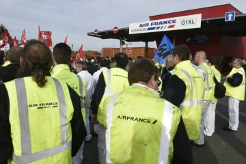 Manifestation de salariés d'Air France contre les mises en garde à vue, le 12 octobre 2015 à Roissy-en-France 