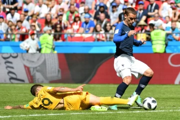 L'attaquant de l'équipe de France Antoine Griezmann obtient un penalty contre l'Australie lors du Mondial, le 16 juin 2018 à Kazan