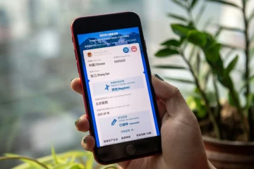 Un écran de téléphone avec un modèle du nouveau "certificat de santé pour les voyages internationaux" chinois, à Pékin, le 9 mars 2021