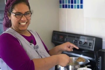 Nasreen Riley, une habitante d'un quartier pauvre du Cap, le 3 septembre 2015 dans sa cuisine 