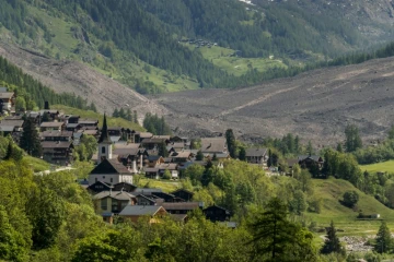Vue depuis la commune de Ferden d'un énorme glissement de terrain, près du village de Wiler, le 29 mai 2025, au lendemain de l'effondrement du glacier du Birch qui a détruit la quasi totalité du village de Blatten, dans les Alpes suisses