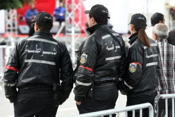 Des policiers tunisiens surveillent une manifestations à Tunis, le 18 janvier 2016