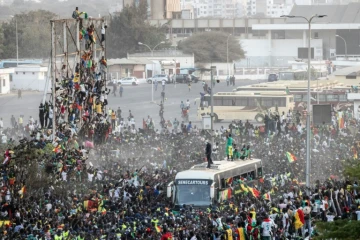 Des supporteurs accueillent les joueurs de football sénégalais, vainqueurs de la CAN, le 7 février 2022 à Dakar