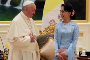 Le pape François (g) et la dirigeante birmane Aung San Suu Kyi (d), le 28 novembre 2017 à Naypyidaw en Birmanie