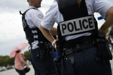 Deux policiers de dos le 24 juillet 2015 à Versailles