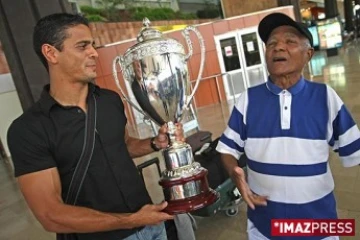 Lundi 6 Octobre 2008

Arrivée à La Réunion de la coupe de l'Outremer de football